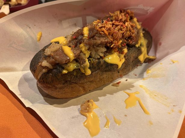 ゾンビアメリカンフットボール部のチーズ＆牛カルビライスドッグ。