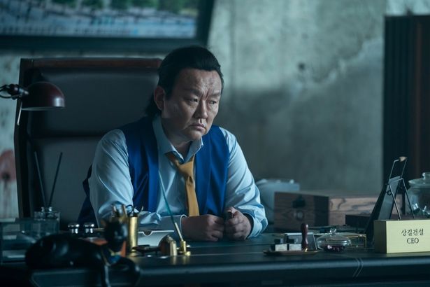 一発逆転を狙う崖っぷち刑事と、失った大金を取り戻したい情報屋が手を組み、極悪マフィアと腐敗警察に挑む
