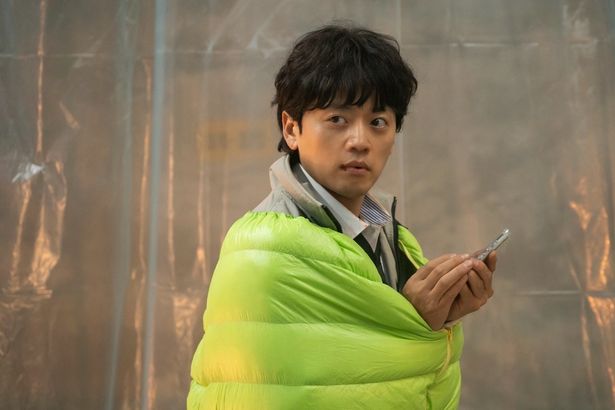 凸凹コンビを組む情報屋チョ・テボン役はチョ・ボクレ
