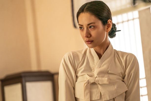 ヒヨンは、亡き夫の後を追って自決する“烈女”となるよう、周囲から圧力を受けていた