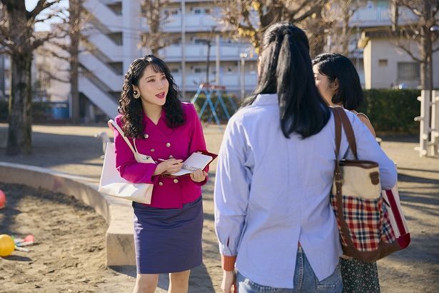 ショッキングピンクのダブルブレストのスーツに真紅のリップが目を引く上原恵