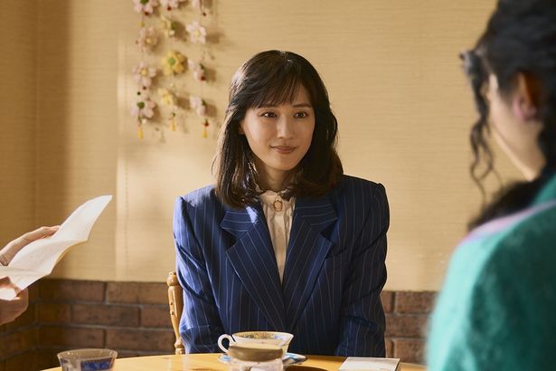 【写真を見る】肩パッドが入った衣紋掛けみたいなジャケットスーツを愛用する弁護士の朝日道子