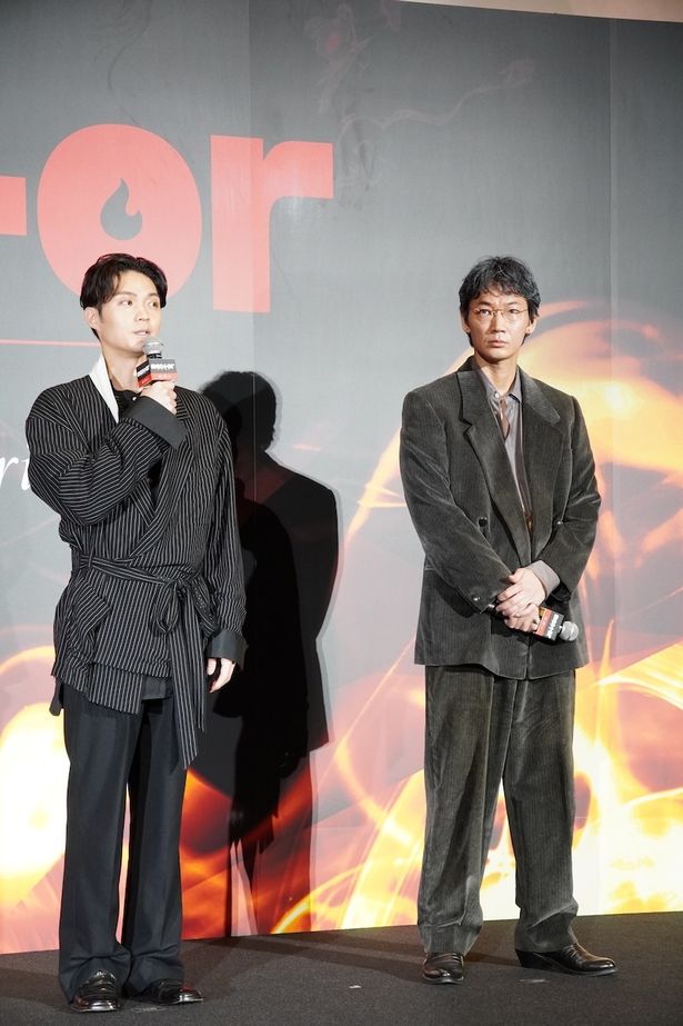 【写真を見る】磯村勇斗＆綾野剛、スタイリッシュなスーツ姿で登場