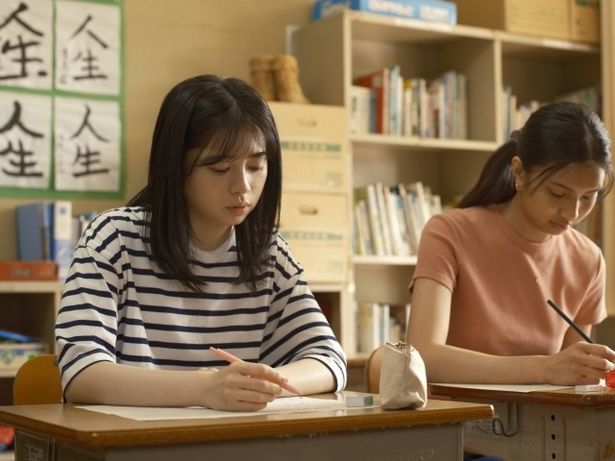 主人公の潤間さやか役に桜田ひより