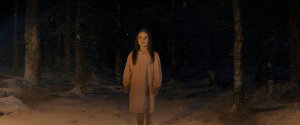 まるで『未知との遭遇』！幼少期のマーガレットが光に包まれた謎めいた家に入っていく