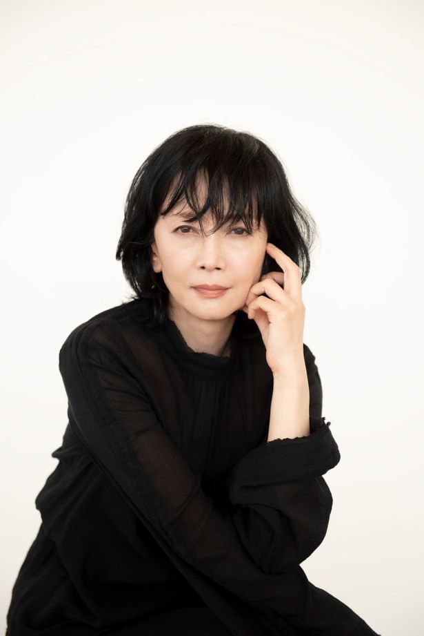 診療所の院長、野陽菜役の麻生祐未