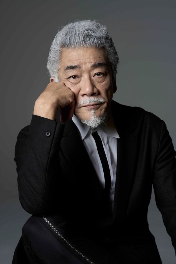 謎の男、黒崎亮二を演じる宇崎竜童