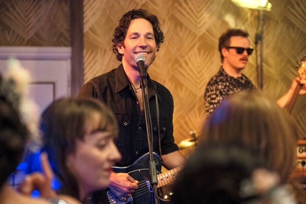 【写真を見る】ポール・ラッドが演じるのはシンガーソングライターの夢を抱くウェディング・シンガーのリック