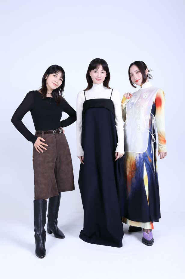【写真を見る】和気あいあいと取材に臨む、綾瀬はるか、ファーストサマーウイカ、松本穂香の3人をキャッチ！
