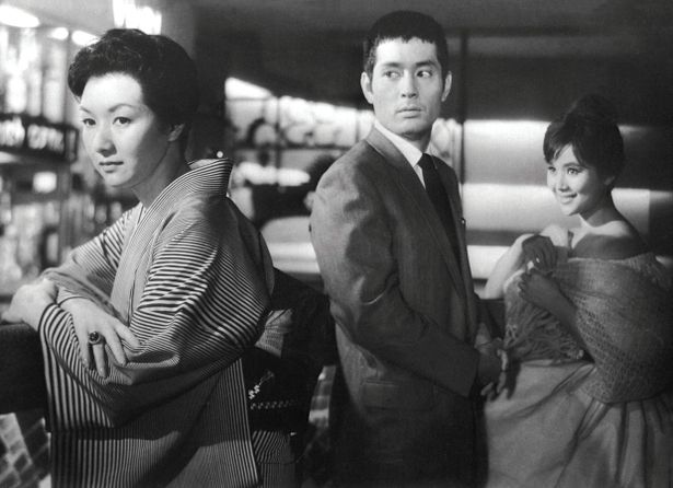高級バーで働く女性の心理を繊細に描く『女が階段を上る時』