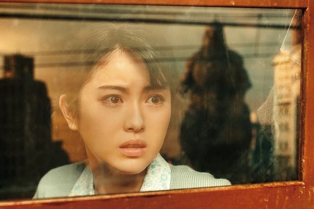 孤児を育てながら敷島を励ます大石典子を浜辺美波が演じる