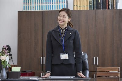 内野聖陽主演『負けへんで』松本若菜演じる“強敵検事”の二面性を切り取った場面写真＆インタビュー映像