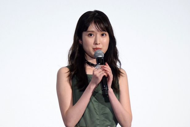 主人公を“死神”のアルバイトに誘う花森雪希役の福本莉子