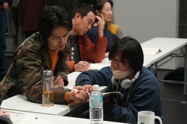 真剣な眼差しで話し合う水上恒司と武井佑吏監督