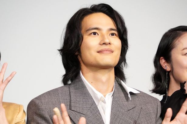 会場に手を振った水上恒司