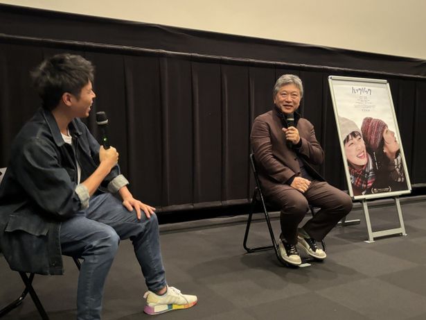 【写真を見る】笑顔で観客からの質問に答える是枝裕和監督