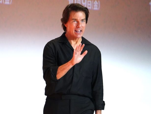 笑顔で手を振るトム・クルーズ