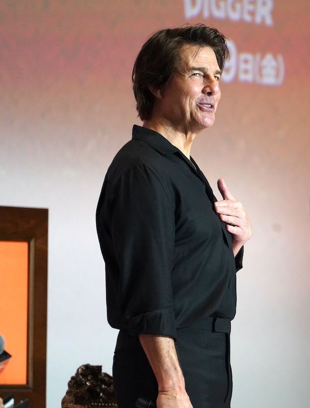 感激と言った様子で胸に手を当てるクルーズ