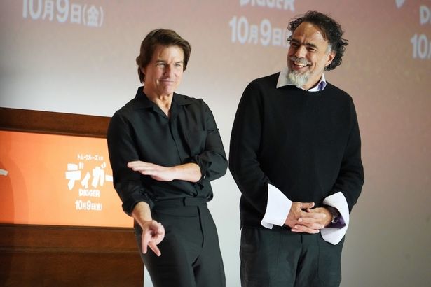 【写真を見る】ギャルピースがお気に入りのトム・クルーズ。アレハンドロ・G・イニャリトゥ監督もトムのサービスにニコニコ