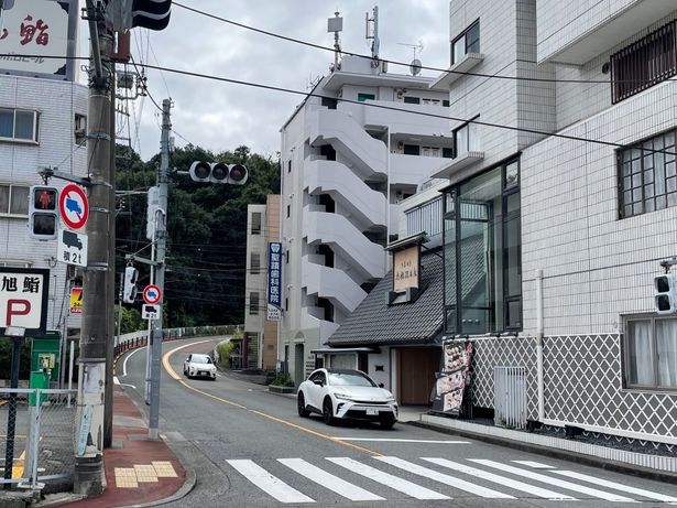 カーブが繰り返すいろは坂の入り口