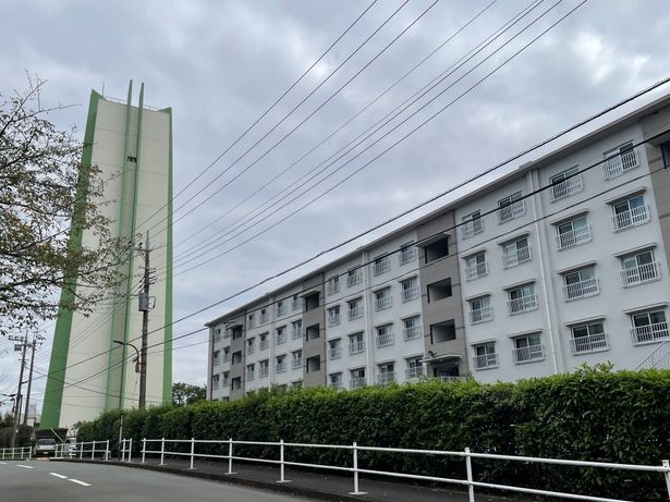 建て替えが進むという愛宕団地。給水塔が目印の雫が住む棟は健在だ