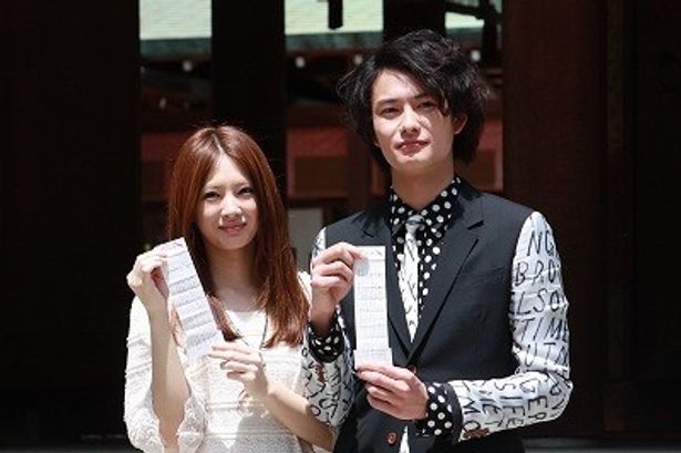 【写真】ハニカミながら、おみくじの結果を見せる北川景子＆岡田将生