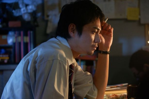 東出昌大は、名美に囚われていくサブカル雑誌編集長の村木役