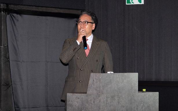 内覧会の冒頭で挨拶に立った佐々木興行株式会社の佐々木武彦社長