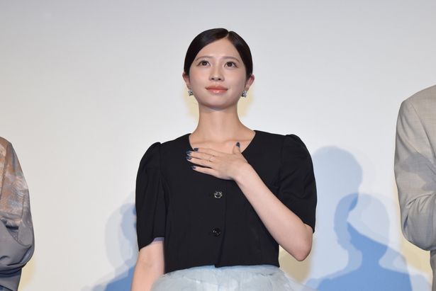【写真を見る】黒のトップスに白いチュールスカートで登場した潤間さやか役の桜田ひより