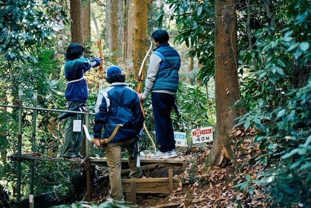危ういバランスで繋がっている3人