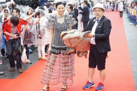 レースから覗く美脚に驚愕！“妻ふり”の榮倉奈々