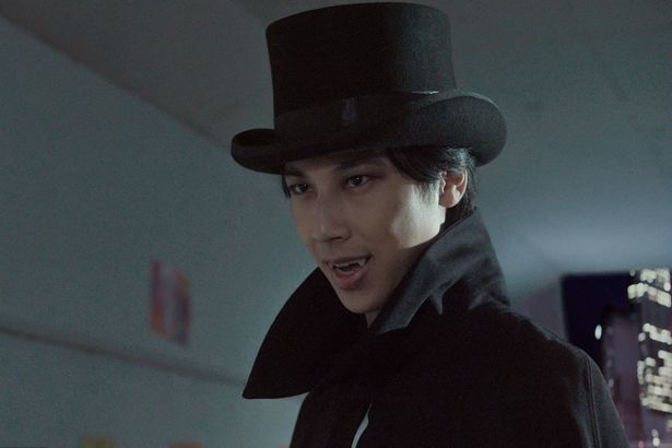 怪しげな黒マントの男が夕子に声をかける