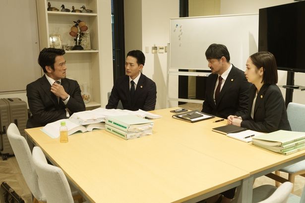 弁護士たちと藤堂の事件について話し合う東幸紀