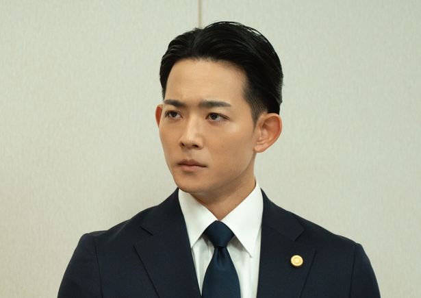 法廷で真剣な表情を見せる東幸紀