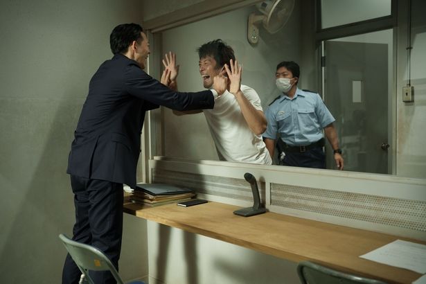 藤堂との面会でクールな東が感情をあらわにする姿