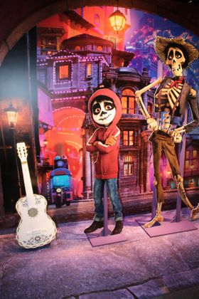 『リメンバー・ミー』ブースではギターを手にして写真を撮りたい