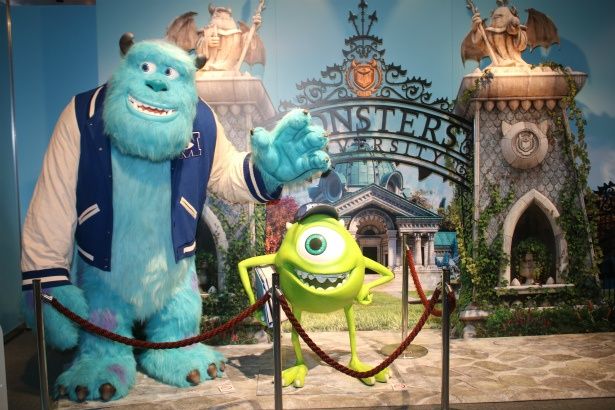 『モンスターズ・ユニバーシティ』のブースではキャップを被ってサリーたちと写真が撮れる
