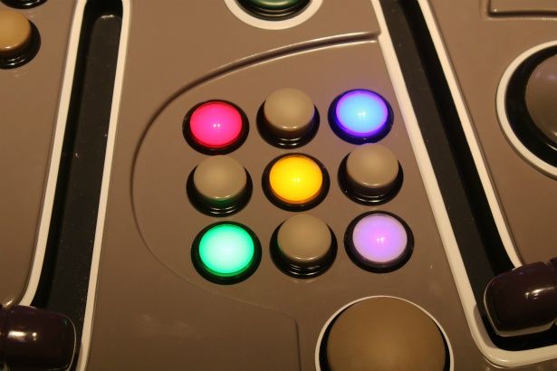 ボタンを押すと、喜び、怒り、嫌悪、恐れ、悲しみの映像が流れる