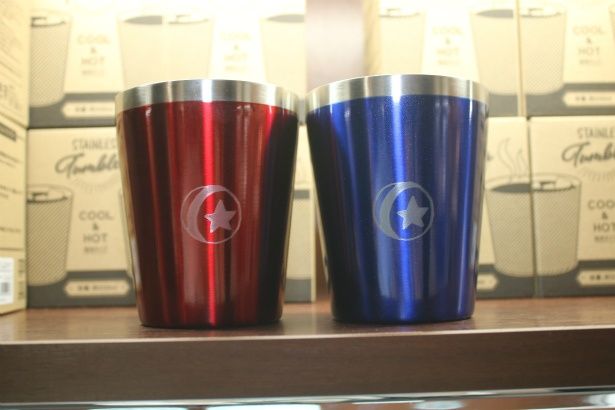 ピクサーボールのステンレスタンブラーは赤と青の2種類、各2500円(＋税)