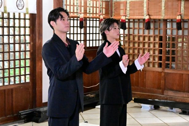 【写真を見る】ヒット祈願で手を合わせる磯村勇斗と末澤誠也
