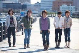 本人役で映画に出演する超新星のメンバーたち