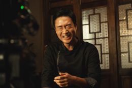 スンテを演じたチョ・ウジンの撮影現場でのオフショット