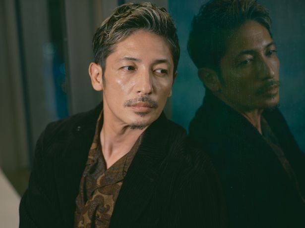 【写真を見る】どんな表情も魅力的…大人の色香漂う玉木宏を撮りおろし！