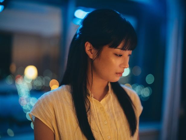 瀬戸内の島で育ち、苦労しながらもいつか自分の力で出ていきたいと夢見ている井上暁海