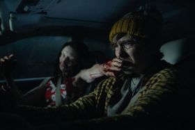 車ではねてしまった女性がどこかおかしい…ザック・クレッガー監督が放つ『バイオハザード』不穏な本編映像が解禁！