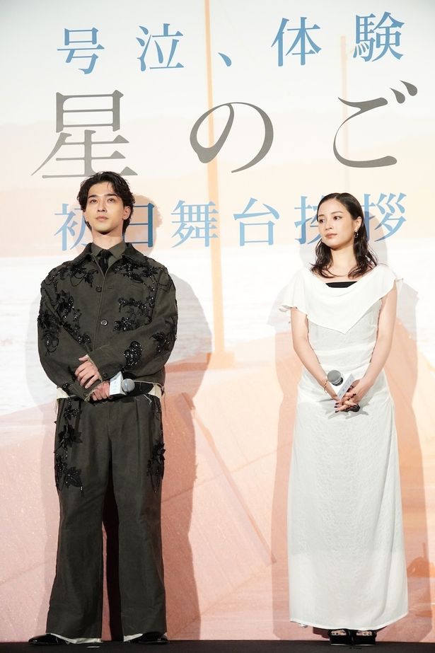 【写真を見る】広瀬すず、純白のロングドレスで登場！