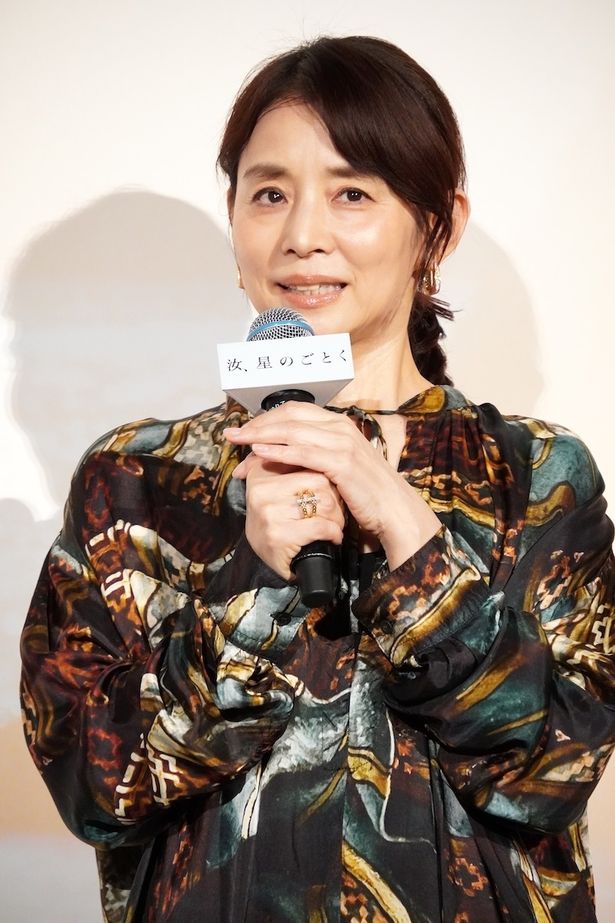 暁海の父の不倫相手である、林瞳子役の石田ゆり子