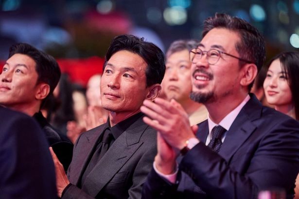 客席で捉えられた、晴れやかな表情を見せる『HOPE』のナ・ホンジン監督とファン・ジョンミン