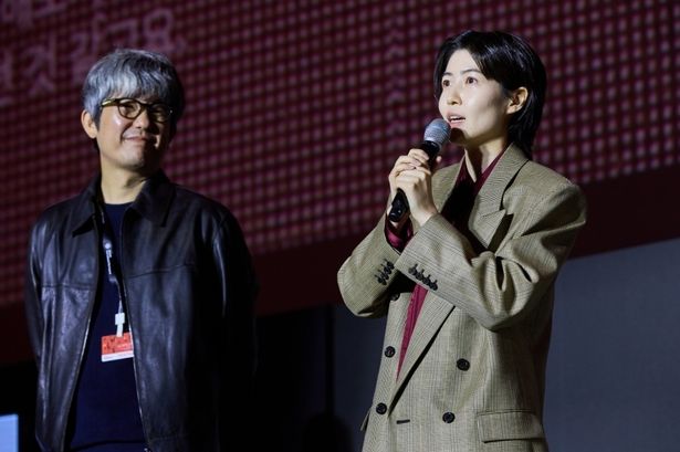 開幕式のステージに立った感想を語るシム・ウンギョン