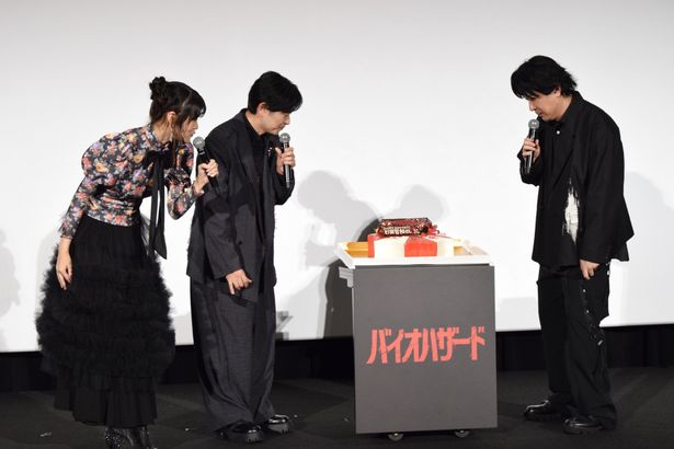 杉田の誕生日を記念して、アンブレラ社のロゴをモチーフにしたサプライズケーキが登場